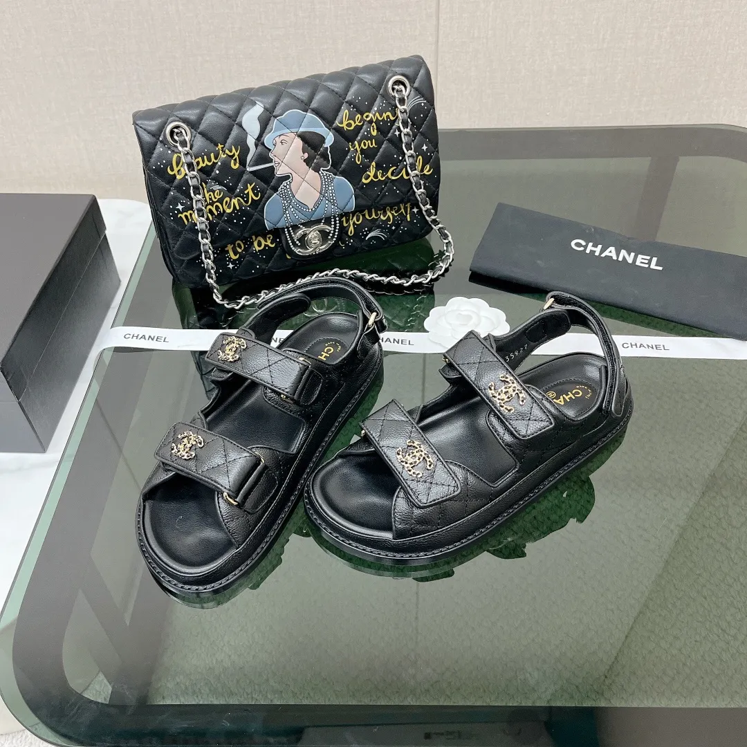 👟👟Ex-factory price 480👟👟 CHANEL's classic runway sandals, versatile M skirts/trousers, Internet celebrities wear them with socks of different colors, and they are super stylish. The classic style has new colors. The shoe shape and midsole craftsmanship are all genuine. The real ones are more textured and atmospheric than the pictures. Mixed cloth and patent leather surface. ✔️Electric embroidered cowhide surface... Genuine leather thick bottom Z👟👟Factory price open mold midsole... Original metal buckle/diamond buckle code number: 35-40 regular size supporting packaging